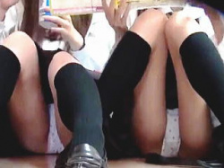 【盗撮動画】メスとしての発情期を迎えた女子校生たちの無防備無警戒で美味しそうなパンチラ♪の画像
