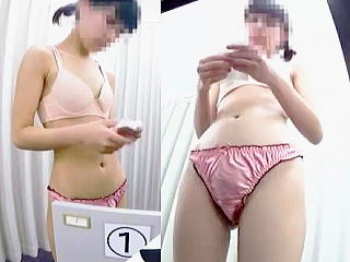【盗撮動画】セ〇ン確定ｗコンビニの更衣室で着替えるバイトＪＫを店長が趣味で隠し撮り♪の画像