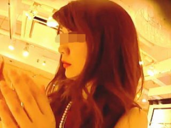 【盗撮動画】ノースリーブワンピの綺麗な店員さんが美尻にパンティ喰い込ませて笑顔で接客♪の画像