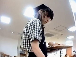 【盗撮動画】ベーカリーショップで働く可愛い店員さんの焼きたてで美味しそうなパンチラ♪の画像