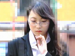 【盗撮動画】インテリジェンスな雰囲気漂うＯＬが痴漢に指マンとミニローターで弄られてた♪の画像