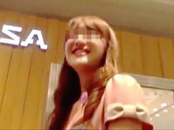 【盗撮動画】笑顔を絶やさない感じのいい店員さんだったので丁寧にパンチラ撮ってあげますた♪の画像