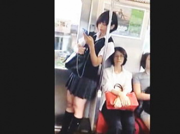 【盗撮動画】通学時もイベント時もすべての瞬間にパンチラが寄り添ってる女子校生たちの日常♪の画像