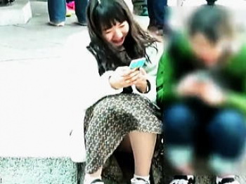 【盗撮動画】広場で女の子たちがナチュラルに開放してる野外パンチラには格別なエロがある♪の画像