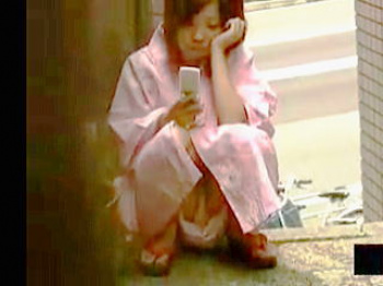 【盗撮動画】野外浴衣パンチラでボクらの股間をメルトダウンさせたあの日あの夏の女の子♪の画像