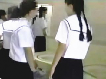 【盗撮動画】脳を揺らす新感覚！うら若き制服乙女たちの気絶するほど生々しい放尿音♪の画像