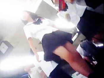 【盗撮動画】羽根つきパンティ穿いてんのに駅のホームで大胆にミニスカをたくしあげてるＪＫ♪の画像