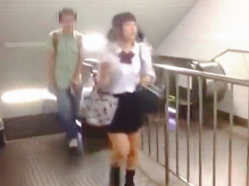 【盗撮動画】普通のＪＫと思ってエスカレーターでパンティチェックしたらドスケベ系ですた♪の画像