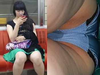 【盗撮動画】エスカレーターで何度撮っても気付かない美味しそうな生脚女子たちの生パンティ♪の画像