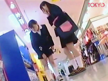 【盗撮動画】放課後ゲーセンで時間をつぶしてる女子校生たちの制服と同化した純白パンチラ♪の画像