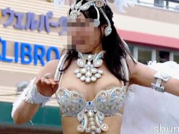 【盗撮動画】完全にアレがハミ出してて超有害レベルの露出事故になってる巨乳サンバダンサー♪の画像