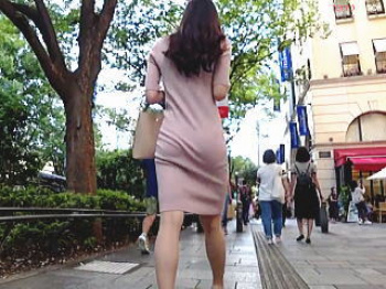 【盗撮動画】極上のプリケツをくねらせながらア○プル表○道店を目指して歩いてる芳醇なお姉さん♪の画像