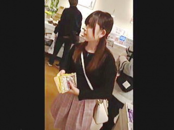 【盗撮動画】大切なカノジョがパンチラ撮られて不特定多数の男たちに晒され抜かれたカレシの悲哀♪の画像