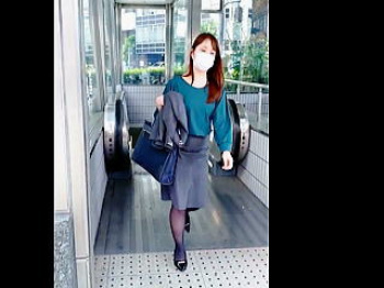 【盗撮動画】濃厚なパンチラをタップリ見せてくれたお姉さんたちは顔も晒してあげるのが礼儀です♪の画像