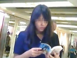 【盗撮動画】メスの肉体が完成しつつある早熟ミニスカ女子校生のマグナム級のパンチラを逆さ撮り♪の画像