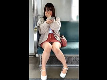 【盗撮動画】「何パンチラ撮ってんだよ！」「勃起してんのか？この変態！」的な視線が痛い女の子♪の画像