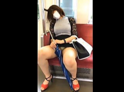 【盗撮動画】ガラガラの電車内でムッチムチな太ももと灼熱の▽ゾーンを大開放してる爆睡爆乳女子♪の画像