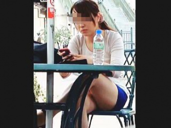 【盗撮動画】「暇だし撮ってもいいよ♪」的にカフェのテラス席でパンチラ放出してる女子大生♪の画像