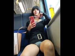 【盗撮動画】電車のボックス席で相席スタート→カメラ放置→対面の女に完バレ→パンチラ見せつけ♪の画像