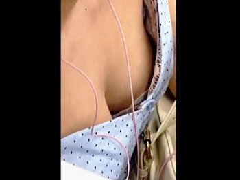 【盗撮動画】電車で胸チラ！座ってる女子のお乳は黙って観賞しましょう♪撮るのは自己責任で♪の画像