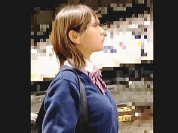 【盗撮動画】駅のホームでは笑顔だったのに満員電車で痴漢連合に囲まれて涙目で淫汁滴らせたＪＫ♪の画像