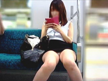 【盗撮動画】やり手のセールスレディはいつでもどこでも悩殺パンチラで枕営業を妄想させてる件♪の画像