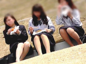 【盗撮動画】アイツが終息したら以前のようなランチパンチラが見られる日常が戻ってくるんですね♪の画像