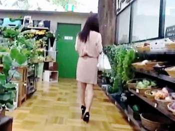 【盗撮動画】ホムセンで見かけた雰囲気抜群のお姉さんをタゲにしたら瞬間勃起のＴバックだった件♪の画像