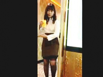 【盗撮動画】彼女たちは知っている。一人カラオケの男客は自分たちのパンチラで癒されてることを♪の画像