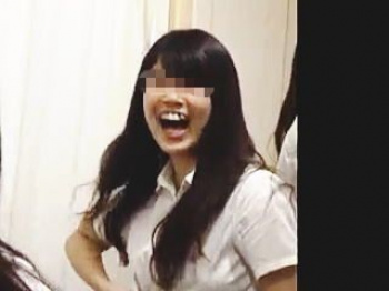 【盗撮動画】シフトを終えて更衣室で着替えながらお笑い女子バナに花咲かせるバイトＪＤたち♪の画像