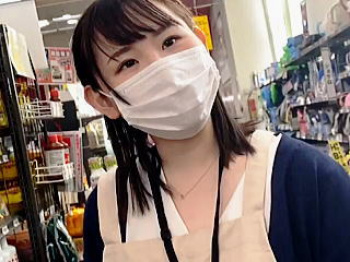 【盗撮動画】まぁ見てやってよ♪柔肌にふくよから膨らみ・・・体温まで感じられる接近美乳接写♪の画像