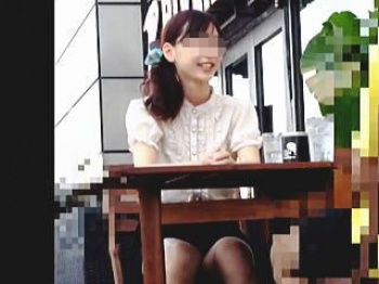 【盗撮動画】おや？初デートですかね？サークルの先輩とカフェしてる清純系ＪＤの無垢なパンチラ♪の画像