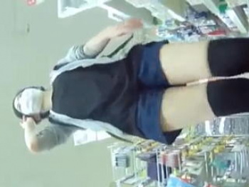 【盗撮動画】ショートパンツ穿いてるからって油断してるマスク女子の見放題な隙間パンチラ♪の画像
