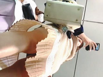 【盗撮動画】淫女としては究極の仕上がり具合と思われるニットワンピ女子の驚愕のパンチラ絶景♪の画像