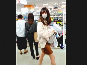 【盗撮動画】100均でソーシャルガン無視の撮り師にハミ毛が疑われるパンチラを撮られた女の子♪の画像