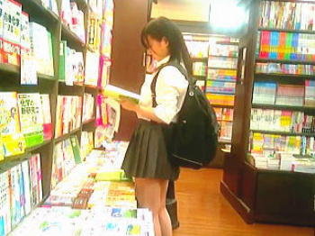 【盗撮動画】書店でムチ系ＪＫ発見→電車内で手マン→クチュクチュ→無毛マ○コに生挿入→中出し♪の画像