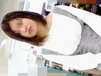 【盗撮動画】若干イモ臭い店員さんと思ったら胸チラもパンチラもヌキどころ満載な極上タゲですた♪の画像