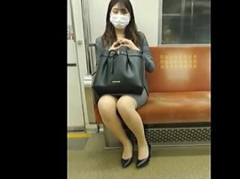 【盗撮動画】美脚スーツＯＬを電車内で視姦用にじっくり眺め撮りしてエスカでパンチラを仕留める♪の画像