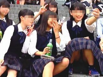 【盗撮動画】お昼は校庭の階段でお弁当をパクパク♪そんなＪＫたち眺めてシコシコしてる教師多数♪の画像