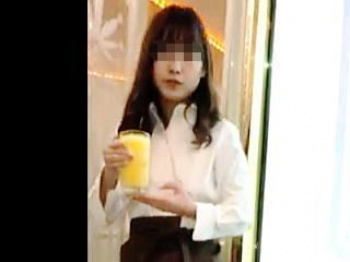 【盗撮動画】一人カラオケのお楽しみ！ドリンクオーダーしてやってきた店員さんのハミ具パンチラ♪の画像