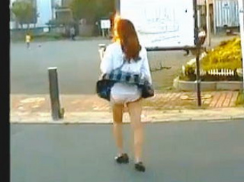 【盗撮動画】一瞬なんでモンキーリピート必至！ドラレコに記録されたＪＫのナチュラル風パンチラ♪の画像