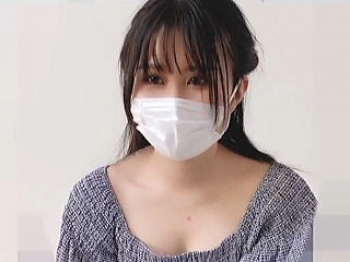 【盗撮動画】スマホの機種変しにきたお嬢さんの胸チラパンチラ撮ってる携帯ショップの有能スタッフ♪の画像