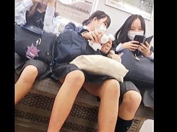【盗撮動画】見ているだけで微笑ましくも眩し過ぎる年代の女の子たちをついつい撮っちゃうオレ♪の画像