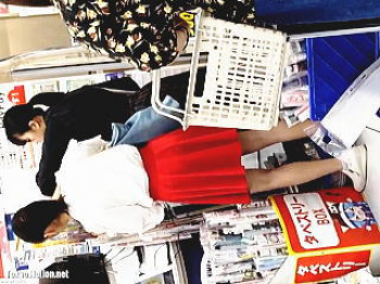【盗撮動画】白シャツに目に染みるレッドスカート穿いた女の子の想定外のパンティ色にフル勃起♪の画像
