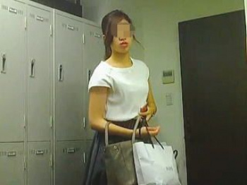 【盗撮動画】職場の制服に着替える様子を隠し撮られた何気にチ○コの扱いが上手そうなお姉さん♪の画像