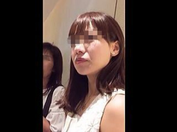【盗撮動画】お母さんと行列のできるお店に並んでるスタイル抜群のお姉さんの清楚なパンチラ♪の画像