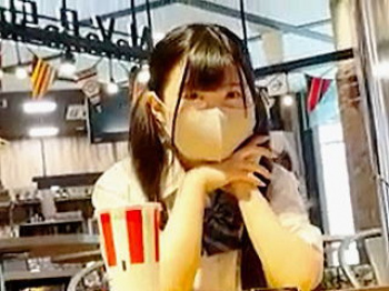 【盗撮動画】私のパンチラ撮って後でいっぱいシコシコするんでしょ？ってＪＫの目が言ってます♪の画像