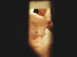 【盗撮動画】洗顔に夢中でお風呂の窓の隙間から美味しそうな乳房をじっくり覗き撮られたお姉さん♪の画像