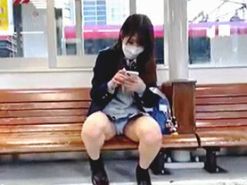 【盗撮動画】パンチラ狙われてることがわかってる女子校生が無言のまま毎日撮らせてくれますた♪の画像