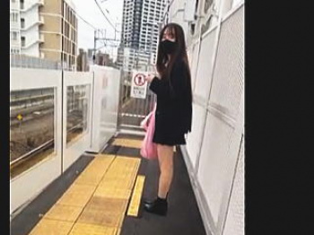 【盗撮動画】駅で生Ｐ撮られて電車で痴漢に触られても軽くあしらってる痴漢慣れした女子校生♪の画像